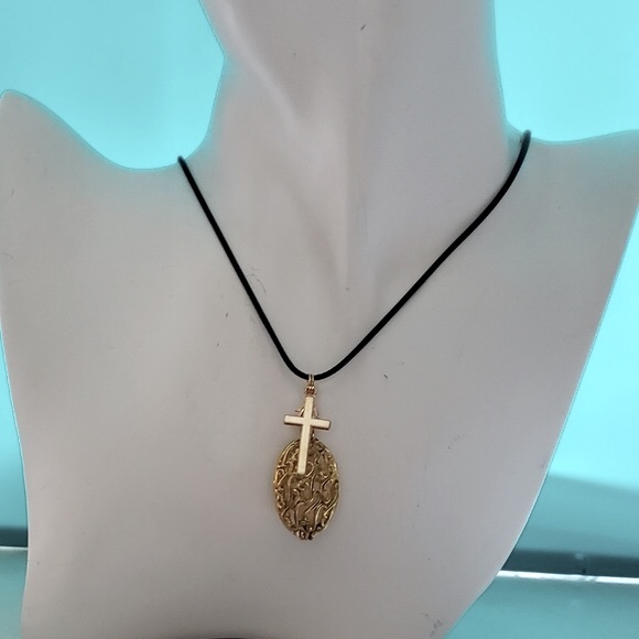 Aromatherapy Locket open and Close Oval Locket with Chain for essential oils - Picture 4 of 5